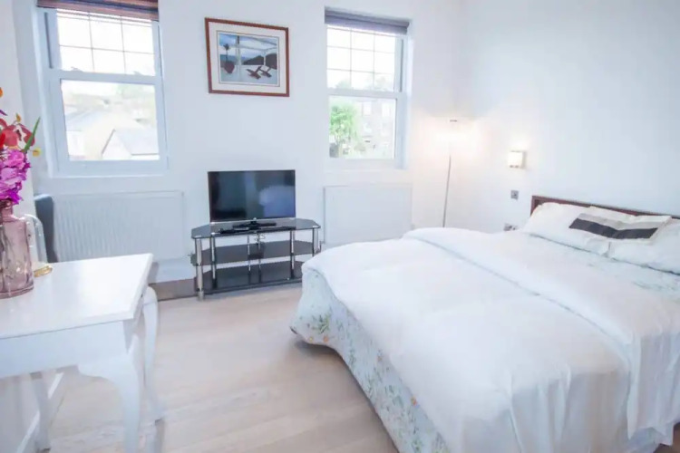 Stunning Split Level Spacious Studio Flat — фото 3