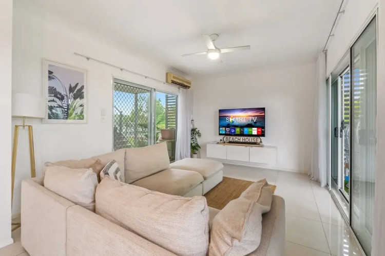 Spacious 2-bed With Private Rooftop & BBQ Access — фото 4