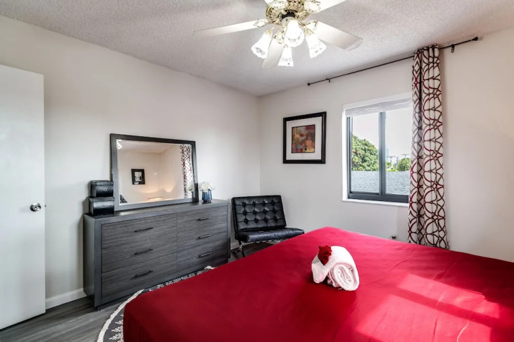 2 Bed2 Bath House with Backyard Jacuzzi — фото 2
