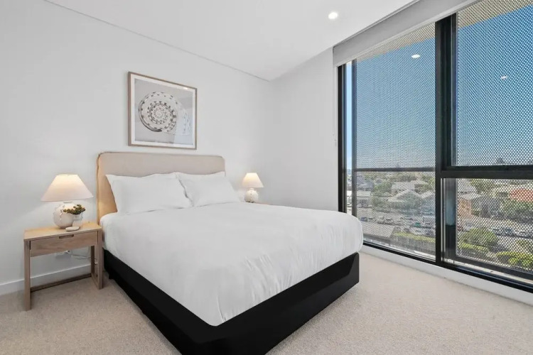 Stylish 2-bed Unit With Views & Rooftop Access — фото 2