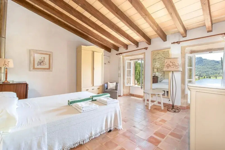 Traditional Charm With Private Pool — фото 5