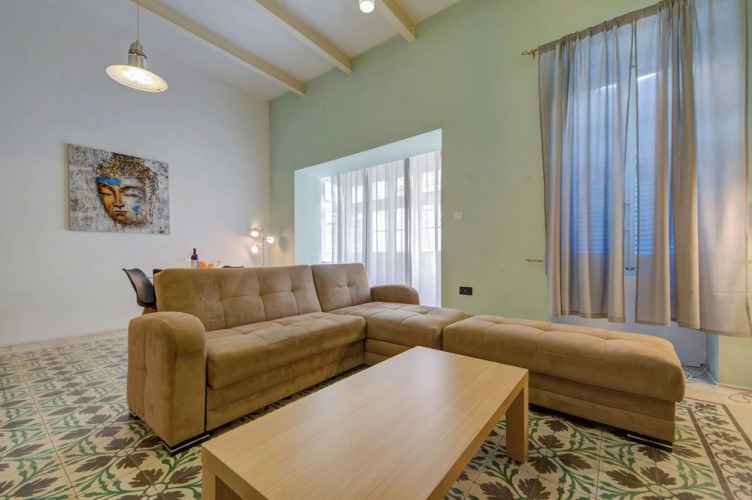 Spacious High Ceiling Sliema Apartment — фото 4