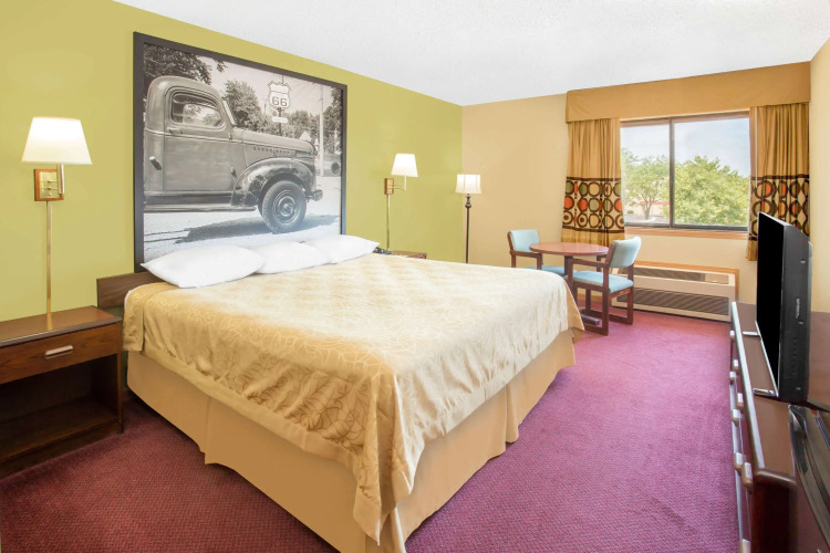 Super 8 by Wyndham Normal Bloomington — фото 2