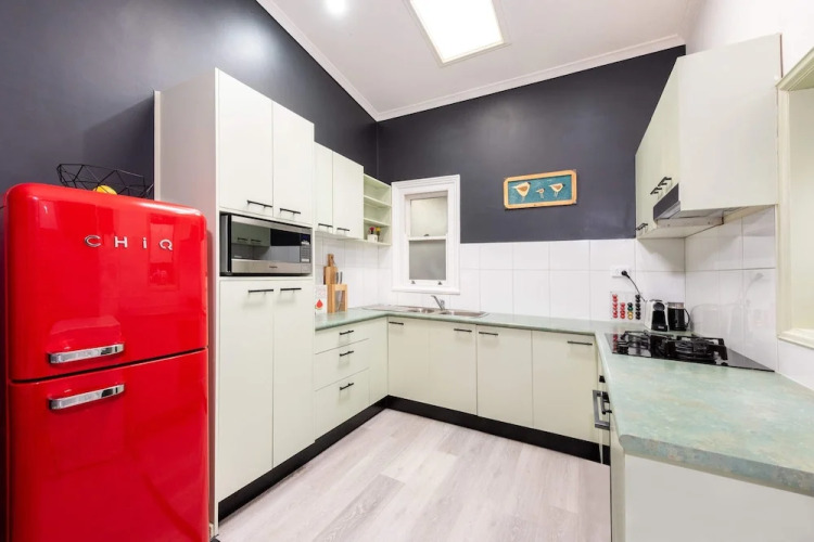 Unique 2BR Converted Storefront APT in Alphington! — фото 3