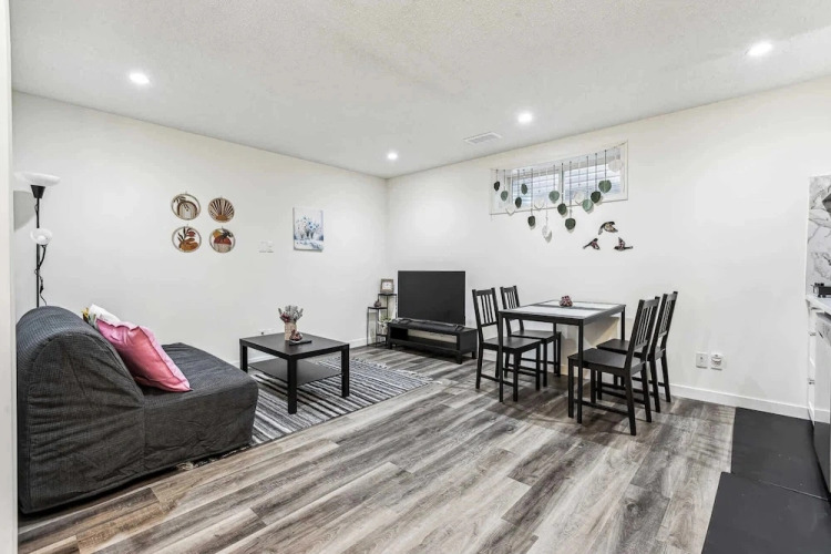 Charming Basement Suite With Parking & Laundry — фото 5