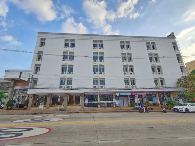 Отель The Chanthong Residence and Hotel Pattaya