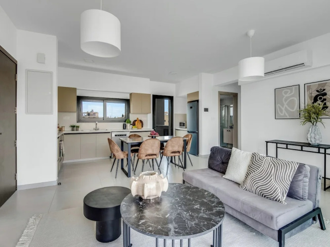 Sanders Elgio - Generous 2-bdr Apt w Balcony — фото 4