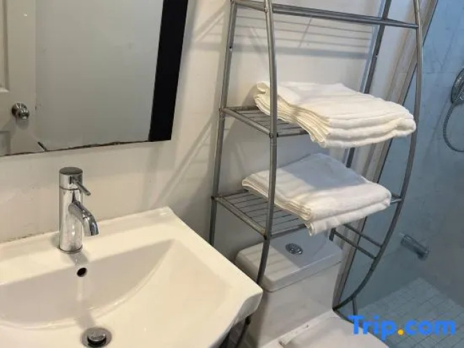 Self-contained Queen Suite • Private Kitchenette & Bath — фото 2