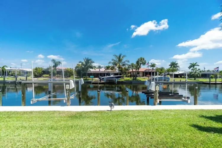 Tranquility Waterfront Villa Pool Dock — фото 2