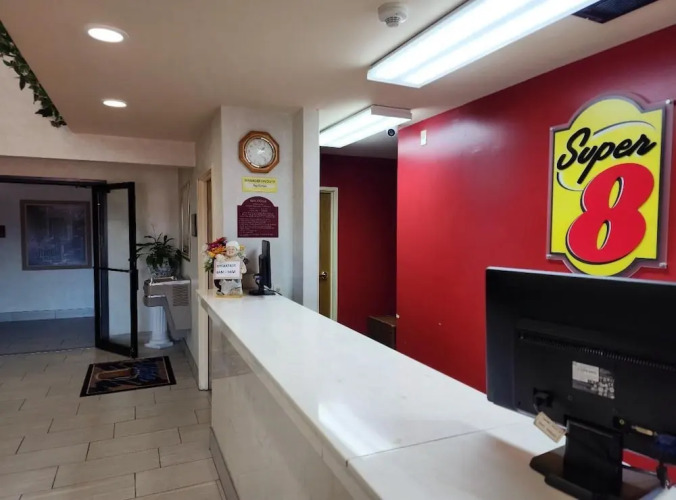 Super 8 White Hall