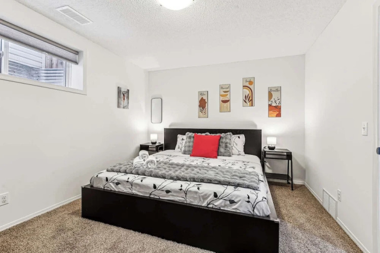 Charming Basement Suite With Parking & Laundry — фото 2