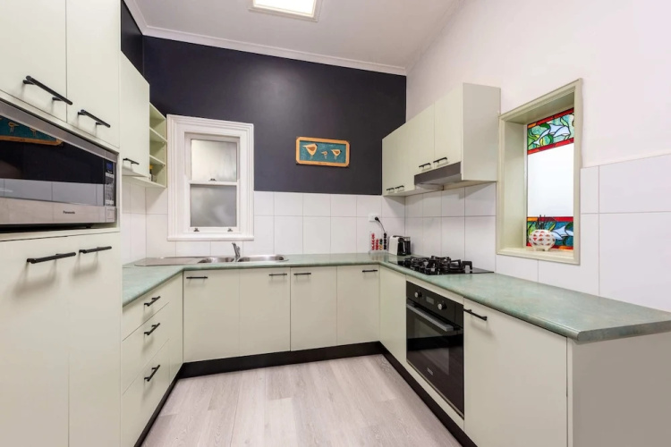 Unique 2BR Converted Storefront APT in Alphington! — фото 4