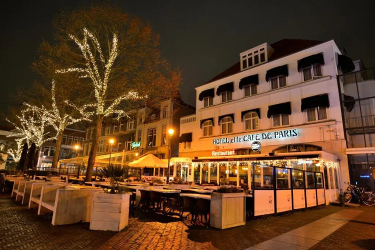 Hotel et le Café de Paris