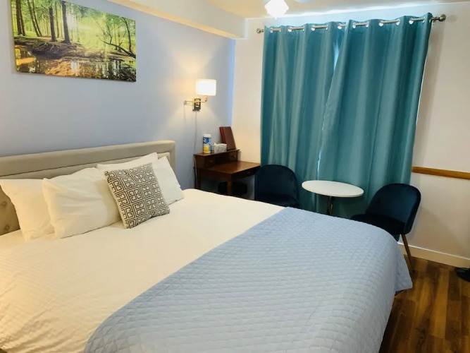 A Small Hotel Room for Mountain Lovers — фото 5