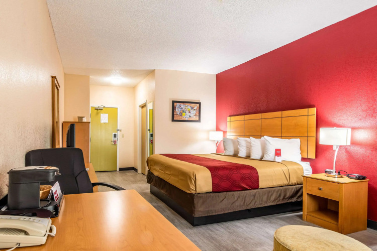 Econo Lodge Topeka at Wanamaker — фото 4