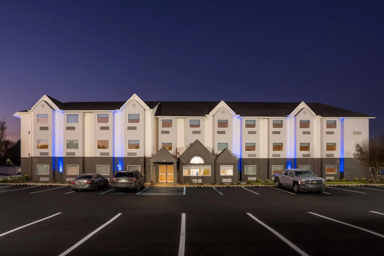 Days Inn & Suites by Wyndham Brandon Amphitheater