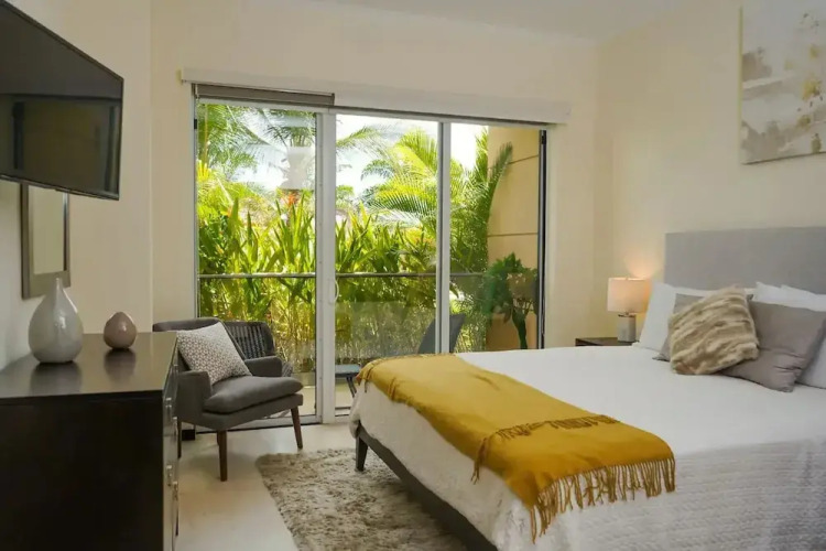 3BR Ground Level Eagle Beach Condo Pool GYM — фото 5