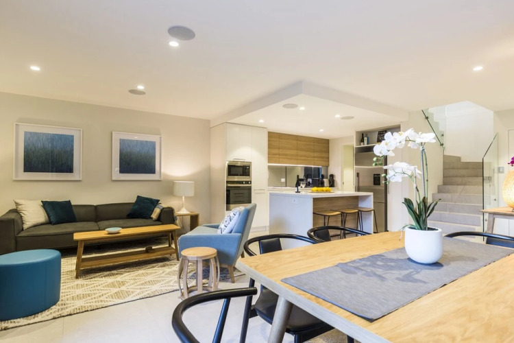 Executive 2 Storey Apartment with Pool — фото 2