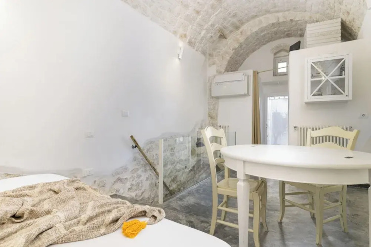 White Studio with Jacuzzi — фото 2