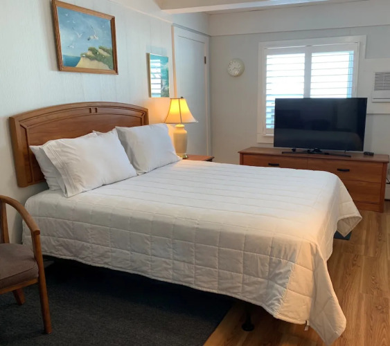 Vineyard Harbor Motel - Private Beach