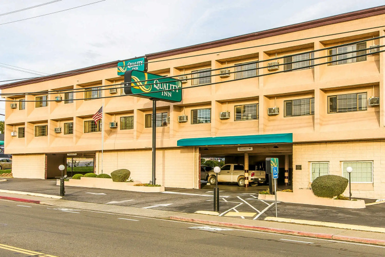 Auburn House Hotel