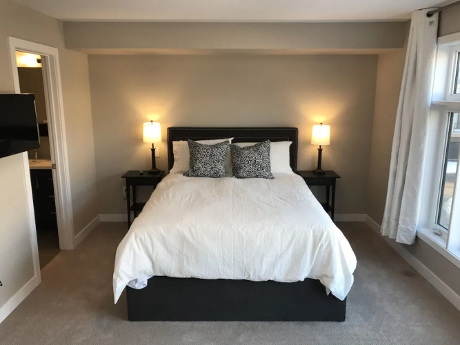 Upscale Lake View Town Home — фото 2