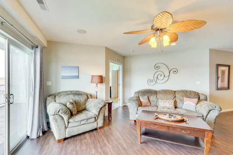 5th-floor Lakefront Condo: Elevator + Pool Access! — фото 3