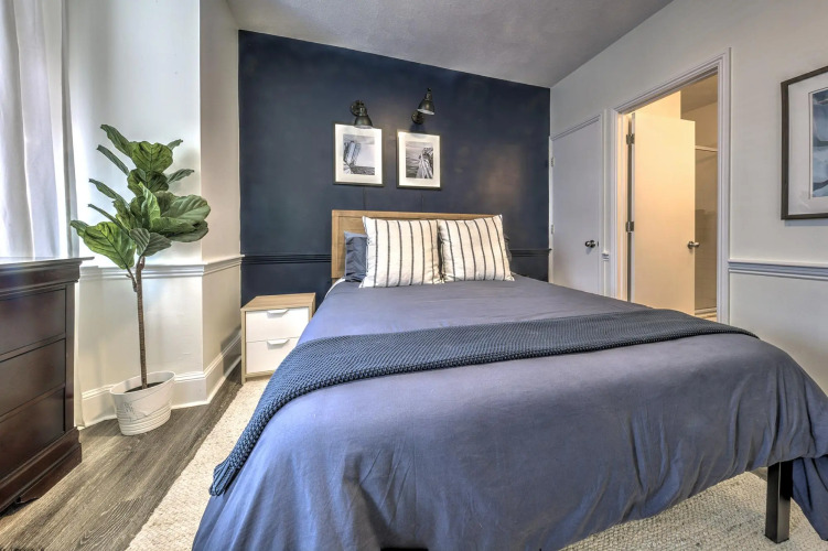 Gorgeous Studio with Bay Windows! — фото 4