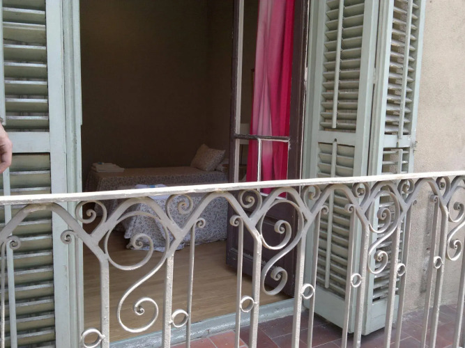 Ally's Guest House Barcelona B&B