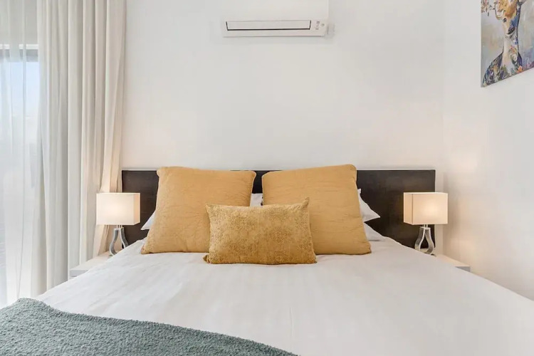 Gorgeous 3-bed House With Spacious Shared Backyard — фото 3