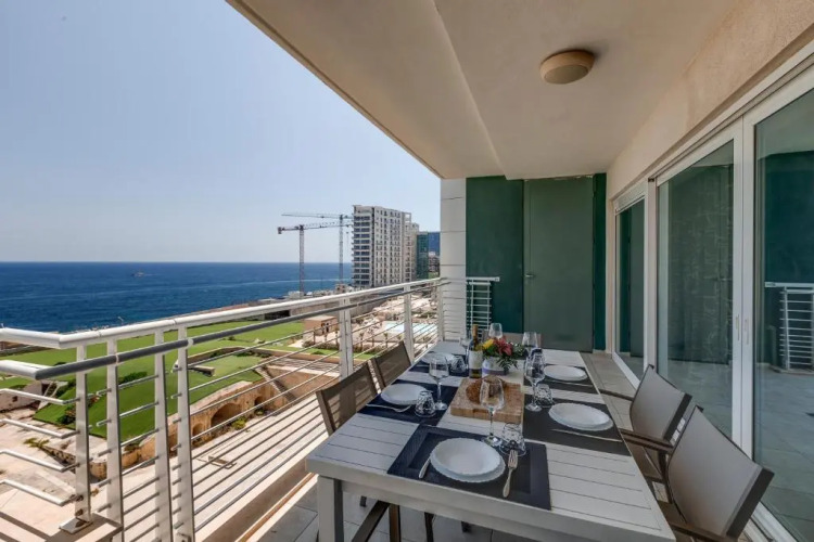 Sliema Seafront with Pool — фото 3
