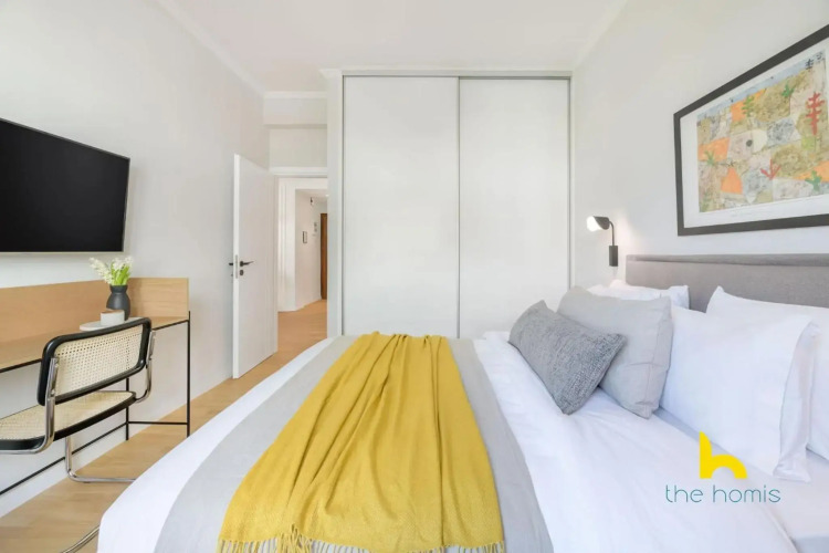 Sun-Splashed 2-BDR Corner Apartment with Hillside views! — фото 4