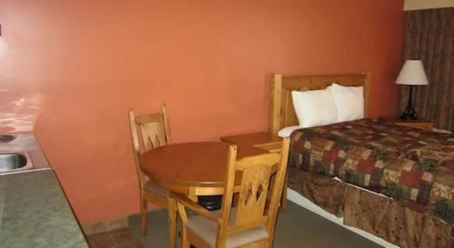 The Pinecone Inn & Suites — фото 4