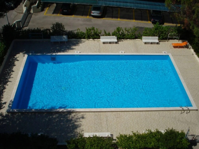 Red Flat With Shared Pool and Private Parking — фото 3
