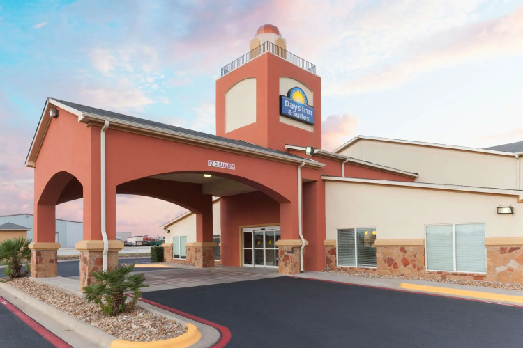 Super 8 by Wyndham Groesbeck