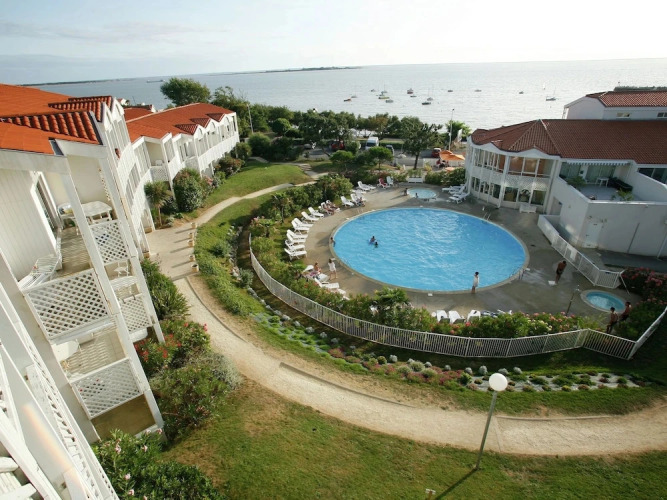 Coastal Getaway With Pool — фото 2