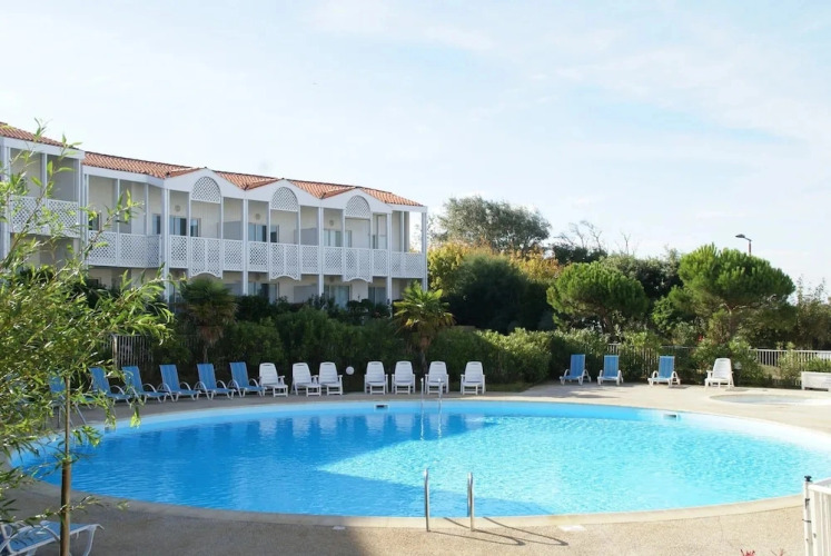 Coastal Getaway With Pool — фото 4