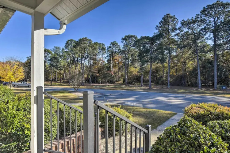 Modern Townhome w/ Deck & Golf Course Views! — фото 5
