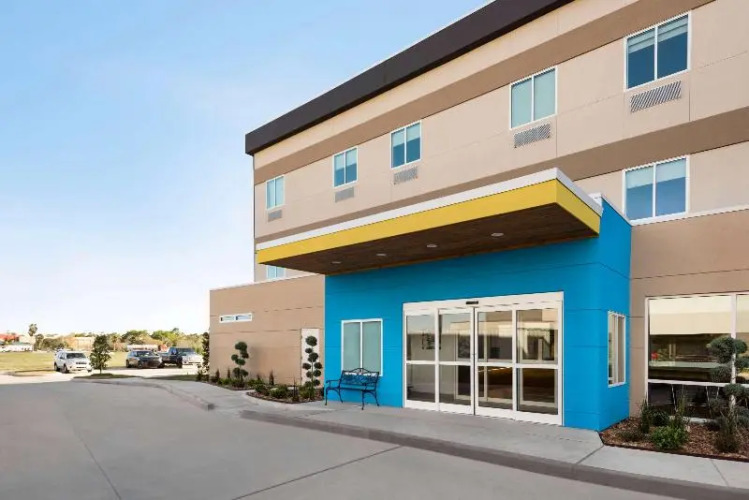 Super 8 By Wyndham Beaumont I-10/Walden Rd