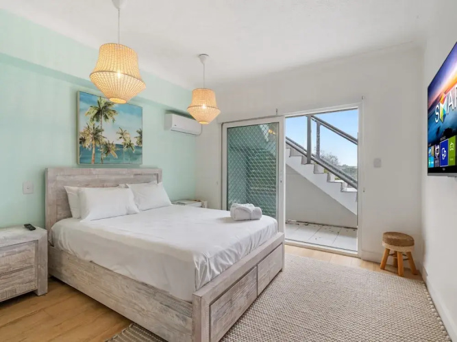 Spacious 2-bed With Private Rooftop & BBQ Access — фото 3