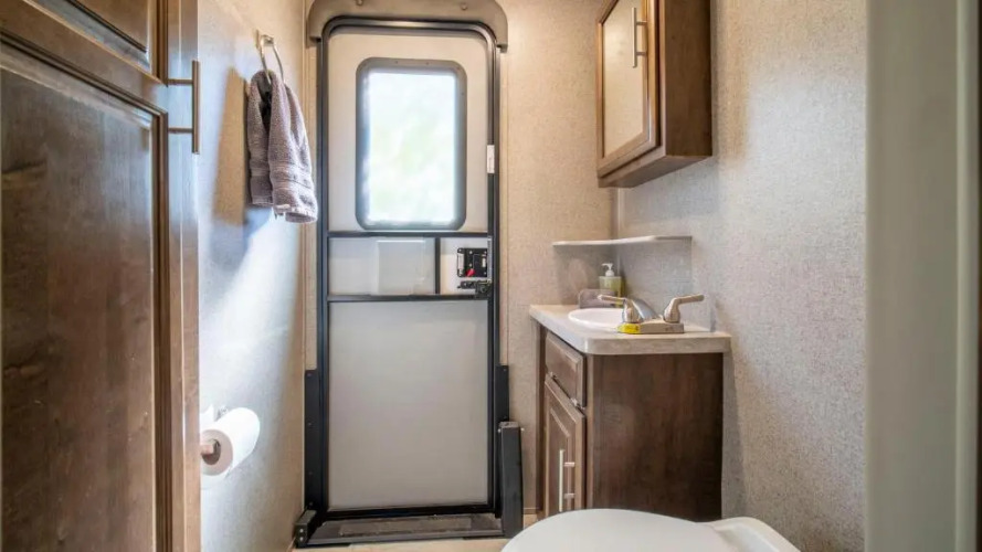 Fully Setup RV for Glamping OK64 — фото 4