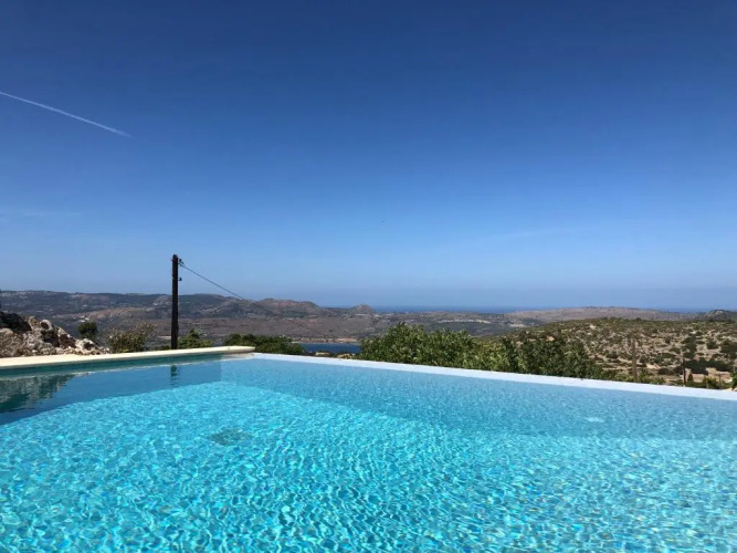 Luxury villa with private infinity pool — фото 3