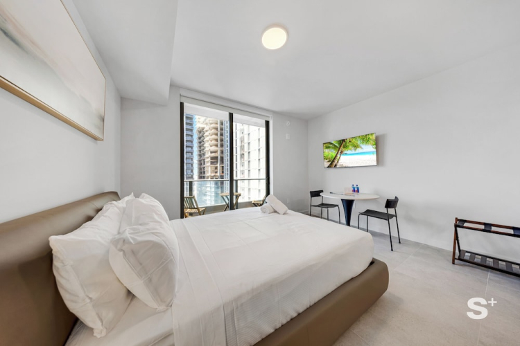 Cozy & Spacious Studio - City Views — фото 4