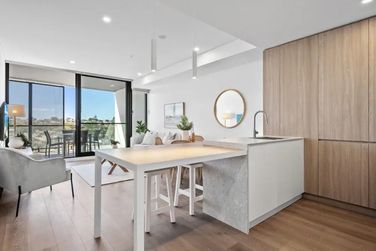 Stylish 2-bed Unit With Views & Rooftop Access — фото 4