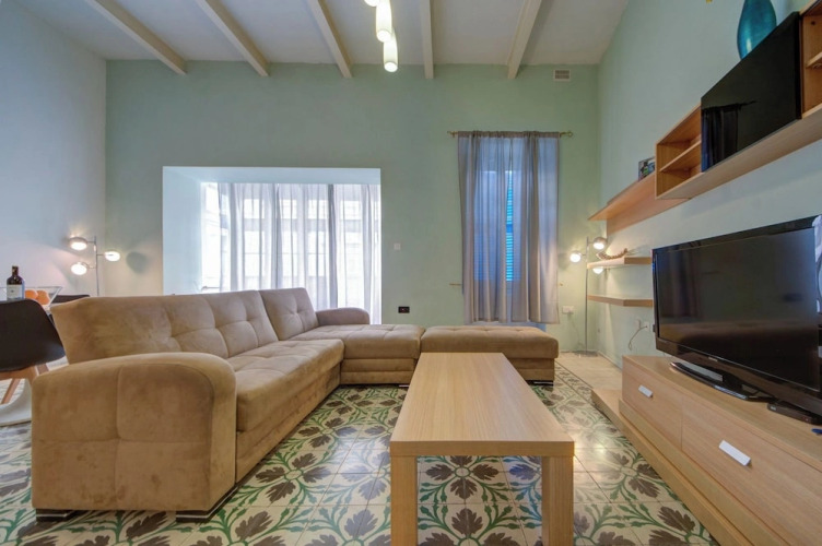 Spacious High Ceiling Sliema Apartment — фото 5