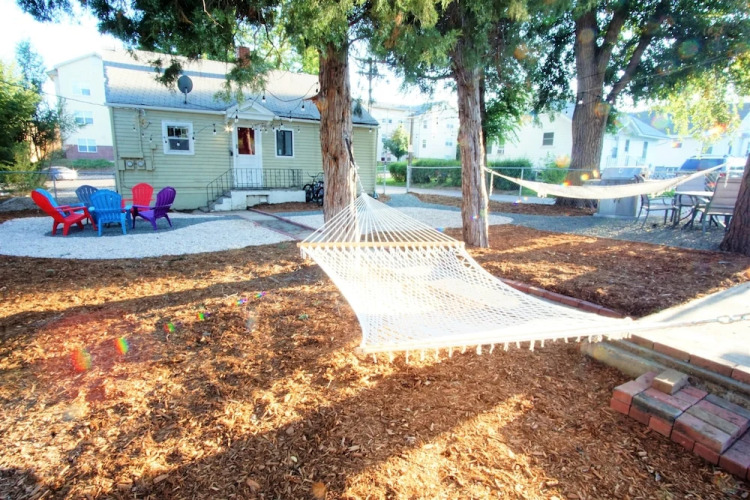 UNC Hideaway King Beds, Backyard & Bicycles — фото 4