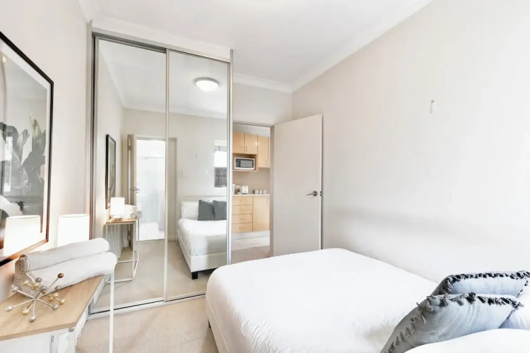 Prime Location Unit With Backyard — фото 4