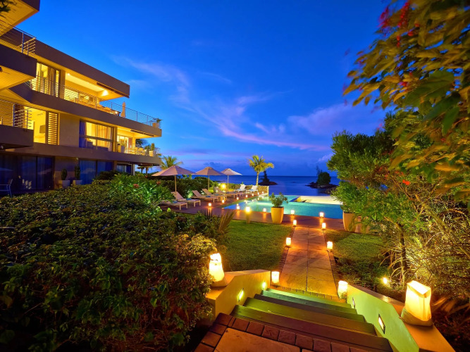 Bon Azur Beachfront Suites & Penthouses with LOV
