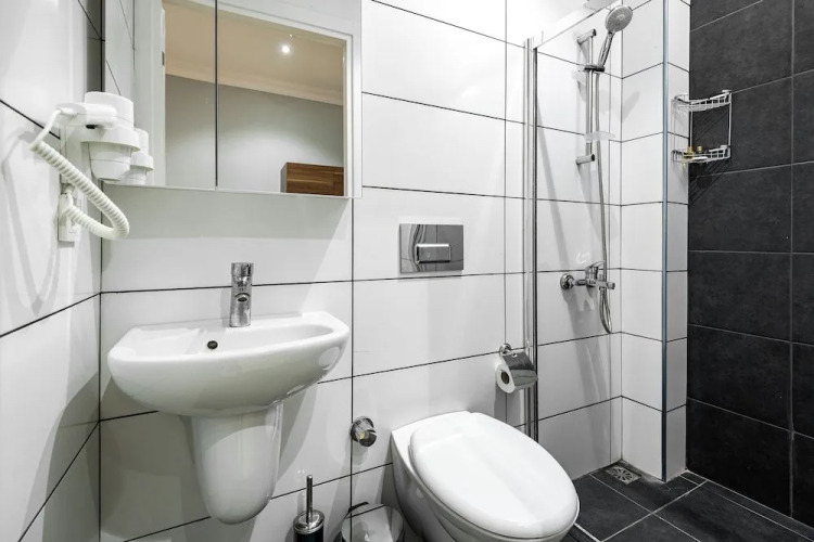 Aram Kerasi Rooms
