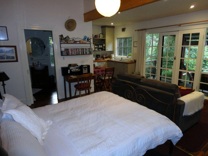 Stones Throw Cottage Bed & Breakfast — фото 3